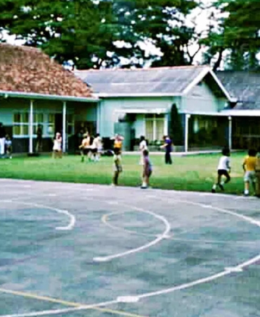 sebelum-jadi-sekolah-elit,-jis-cuma-punya-3-guru,-8-murid,-dan-kelasnya-berada-di-garasi-rumah