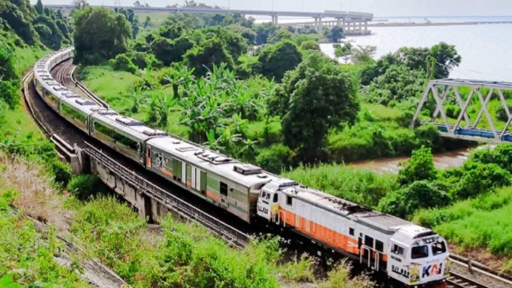 gunung-anak-krakatau-erupsi,-kai-buka-suara:-perjalanan-kereta-api-tetap-jalan?