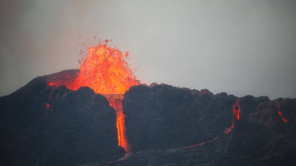 sebelum-anak-krakatau,-5-gunung-api-indonesia-ini-juga-pernah-mengalami-lava-fountain