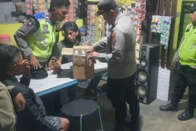 polres-malang-amankan-12-botol-arak-bali-dalam-operasi-miras-ilegal-di-tajinan