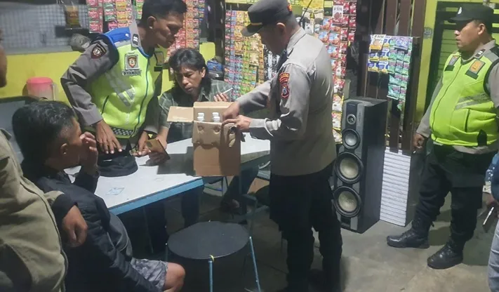 polres-malang-amankan-12-botol-arak-bali-dalam-operasi-miras-ilegal-di-tajinan