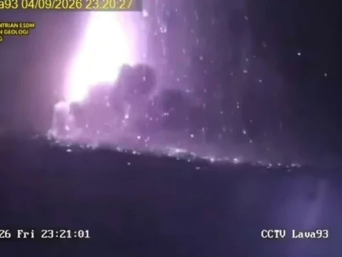 seismik-anak-krakatau-menurun,-pvmbg-ingatkan-potensi-letusan-lebih-kuat-masih-terbuka