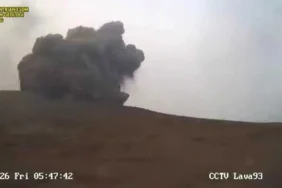 penerbangan-soetta-ditutup-sementara-imbas-sebaran-abu-vulkanik-erupsi-gunung-anak-krakatau