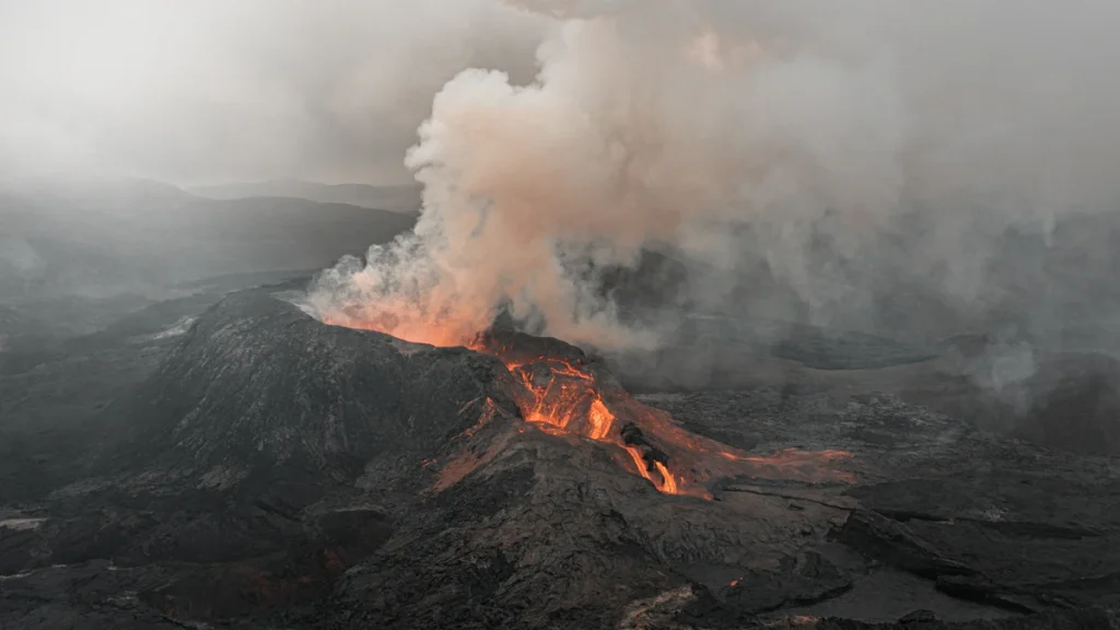 erupsi-anak-krakatau-makin-bikin-cemas,-6-bandara-ditutup-dan-bnpb-siapkan-hujan-buatan