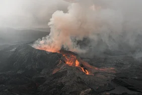 erupsi-anak-krakatau-makin-bikin-cemas,-6-bandara-ditutup-dan-bnpb-siapkan-hujan-buatan