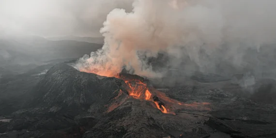 erupsi-anak-krakatau-makin-bikin-cemas,-6-bandara-ditutup-dan-bnpb-siapkan-hujan-buatan