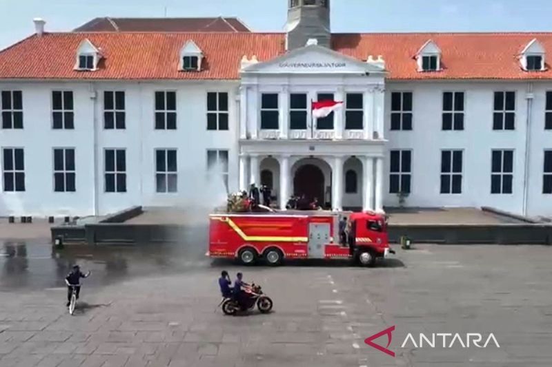 petugas-gabungan-lakukan-penyemprotan-“water-mist”-di-kota-tua