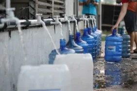 air-bersih-kian-sulit-di-pontianak,-warga-berdesakan-antre-air-minum-di-tengah-kemarau