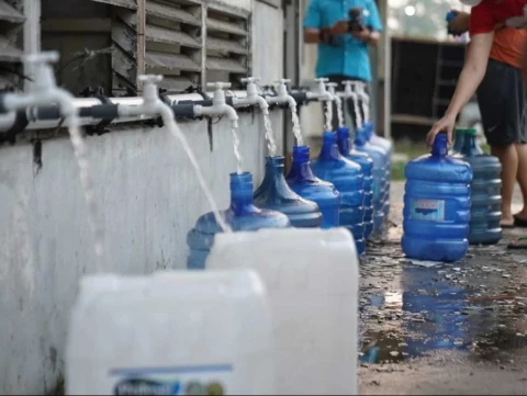 air-bersih-kian-sulit-di-pontianak,-warga-berdesakan-antre-air-minum-di-tengah-kemarau