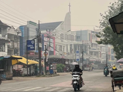 masih-dikepung-asap-karhutla,-nu-care-lazisnu-pontianak-bagikan-ribuan-masker