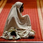 bolehkah-melintas-di-depan-orang-yang-sedang-shalat?