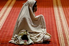 bolehkah-melintas-di-depan-orang-yang-sedang-shalat?