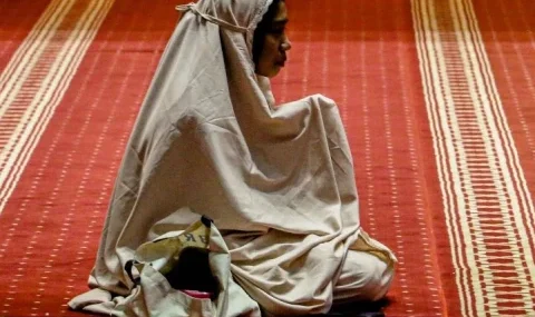 bolehkah-melintas-di-depan-orang-yang-sedang-shalat?