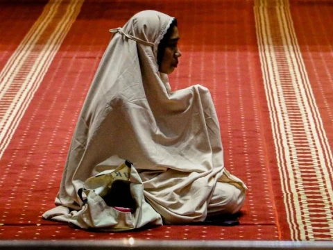 bolehkah-melintas-di-depan-orang-yang-sedang-shalat?