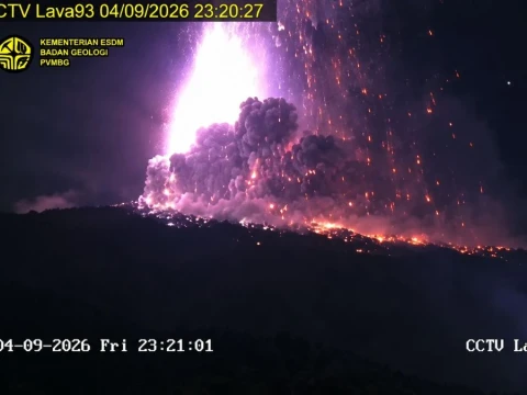 gunung-anak-krakatau-masih-berstatus-siaga