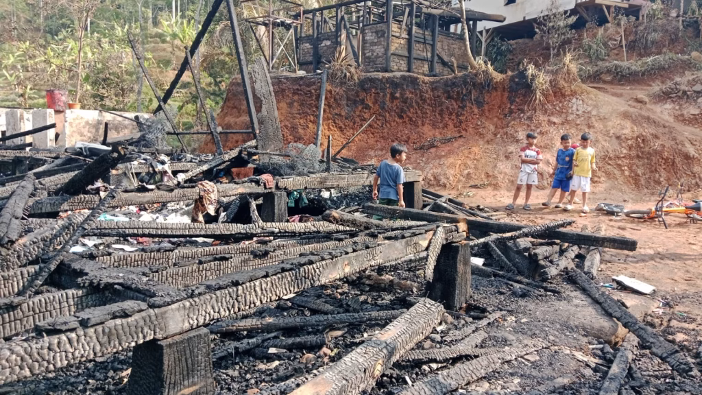 api-melahap-kasepuhan-di-sukabumi,-lemahnya-mitigasi-bencana-permukiman-adat-jadi-sorotan