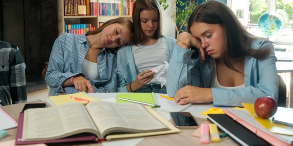 fatigue-in-teenage-girls-linked-to-heavy-periods-and-lifestyle-–-not-iron-deficiency