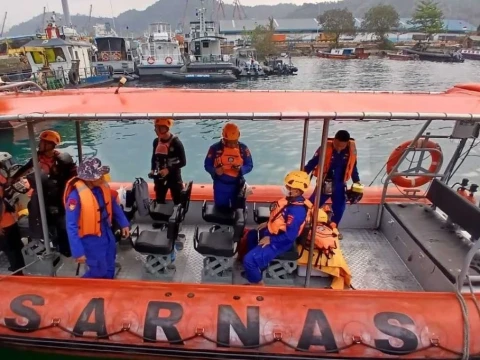 hari-kedua,-tim-sar-perluas-pencarian-wartawan-dan-tiga-kru-yang-hilang-kontak-di-selat-sunda