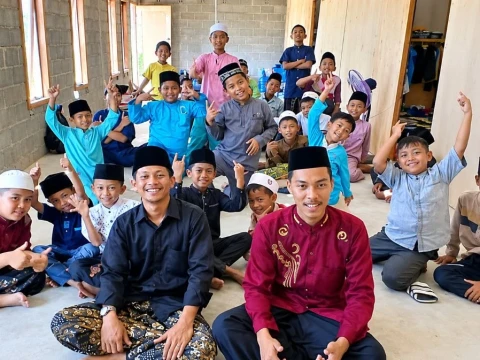 merajut-asa-di-jemaja:-petani-transmigran,-maulid-pohon-hias,-dan-empat-mimpi-dai-nu