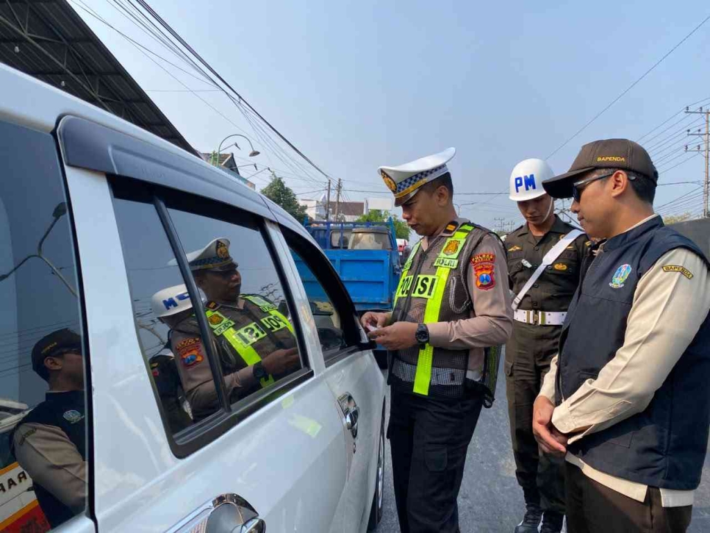 razia-gabungan-di-dolopo-madiun,-petugas-tindak-puluhan-pelanggar