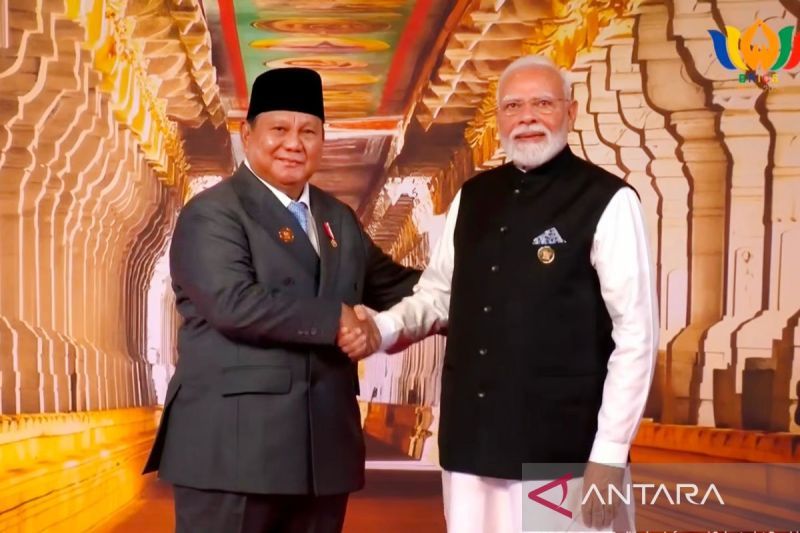 prabowo-disambut-pm-modi-saat-tiba-di-ktt-ke-18-brics